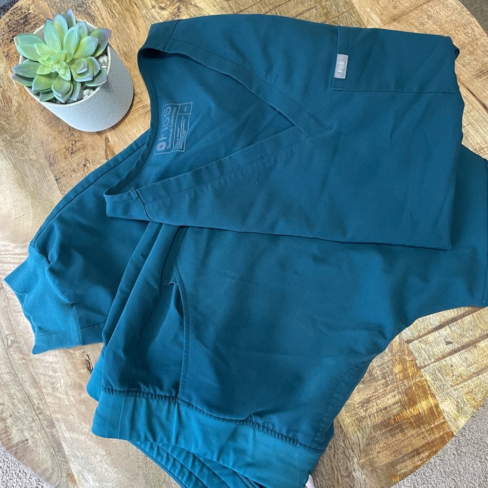 FIGS scrub set Catarina Top & Zamora Joggers.